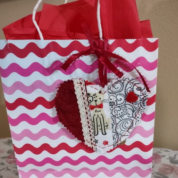 HANDCRAFTED GIFT TAGS - Picture 1 of 3